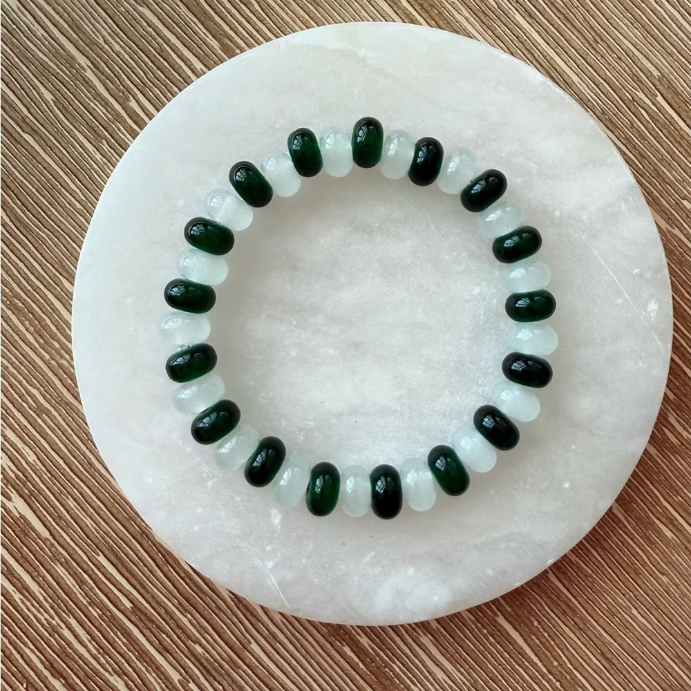 Elegant Green and White Glass Beaded Bracelet - Picture 6 of 6